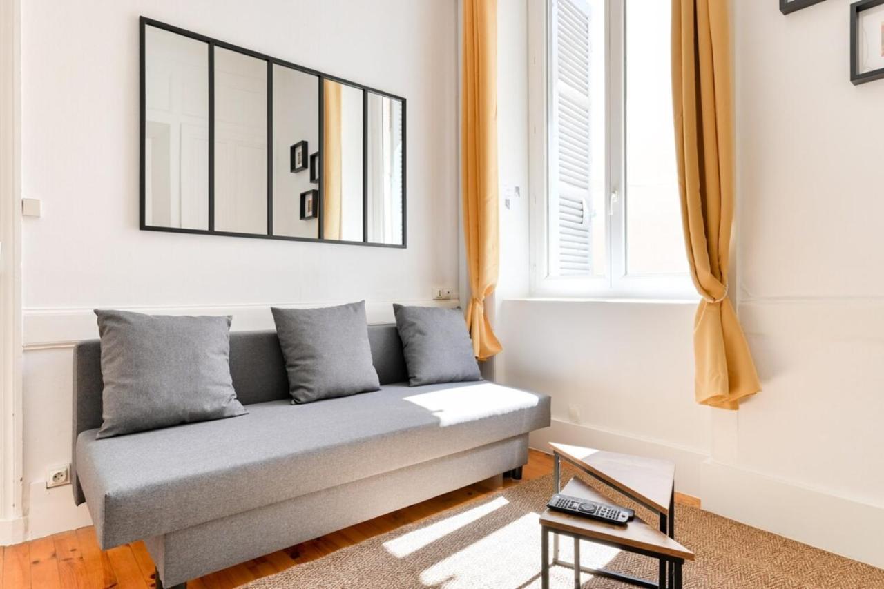 Appartement 2 Pers Atypique Avec Terrasse-metro Valmycharming 2 People Unique *